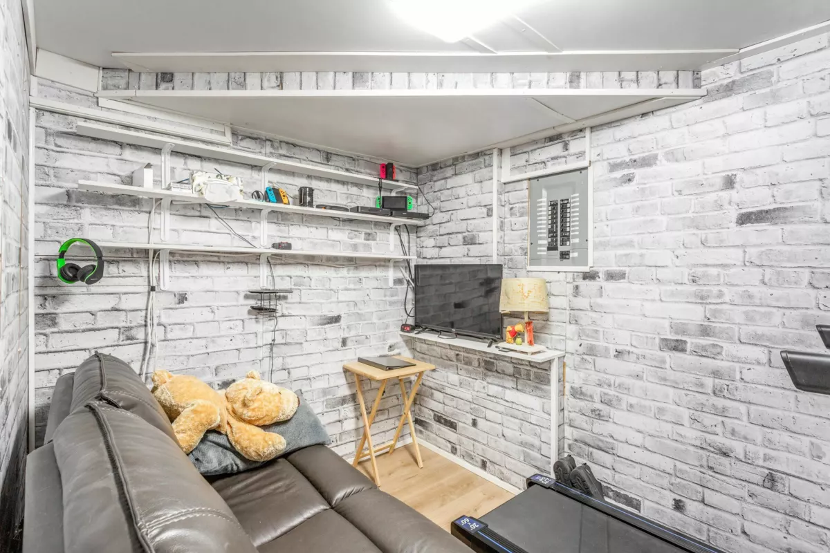 Guest Bathroom Photo of 8918 Ganymede Place, Burnaby, BC