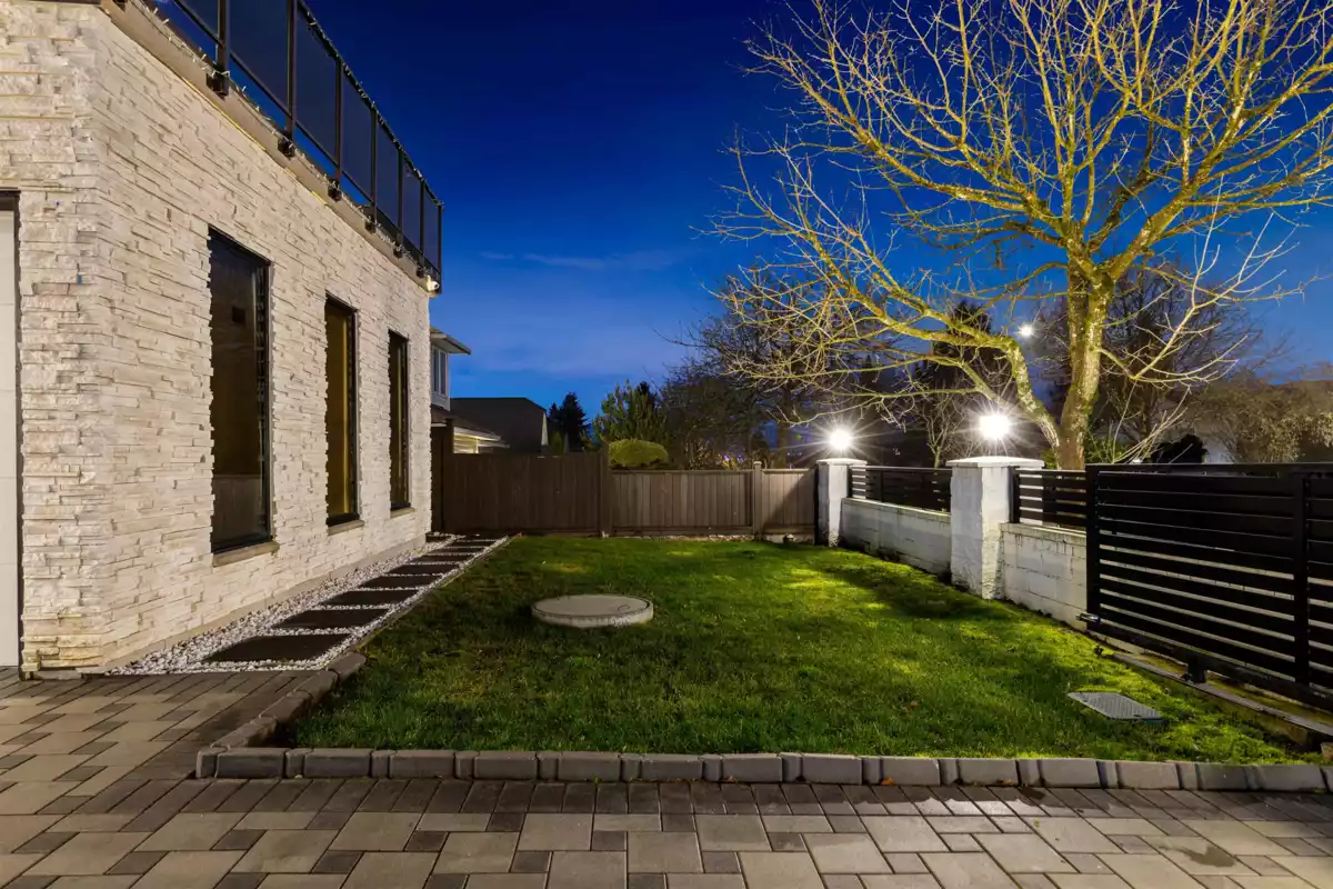 Living Room Photo of 15901 88a Avenue, Surrey, BC