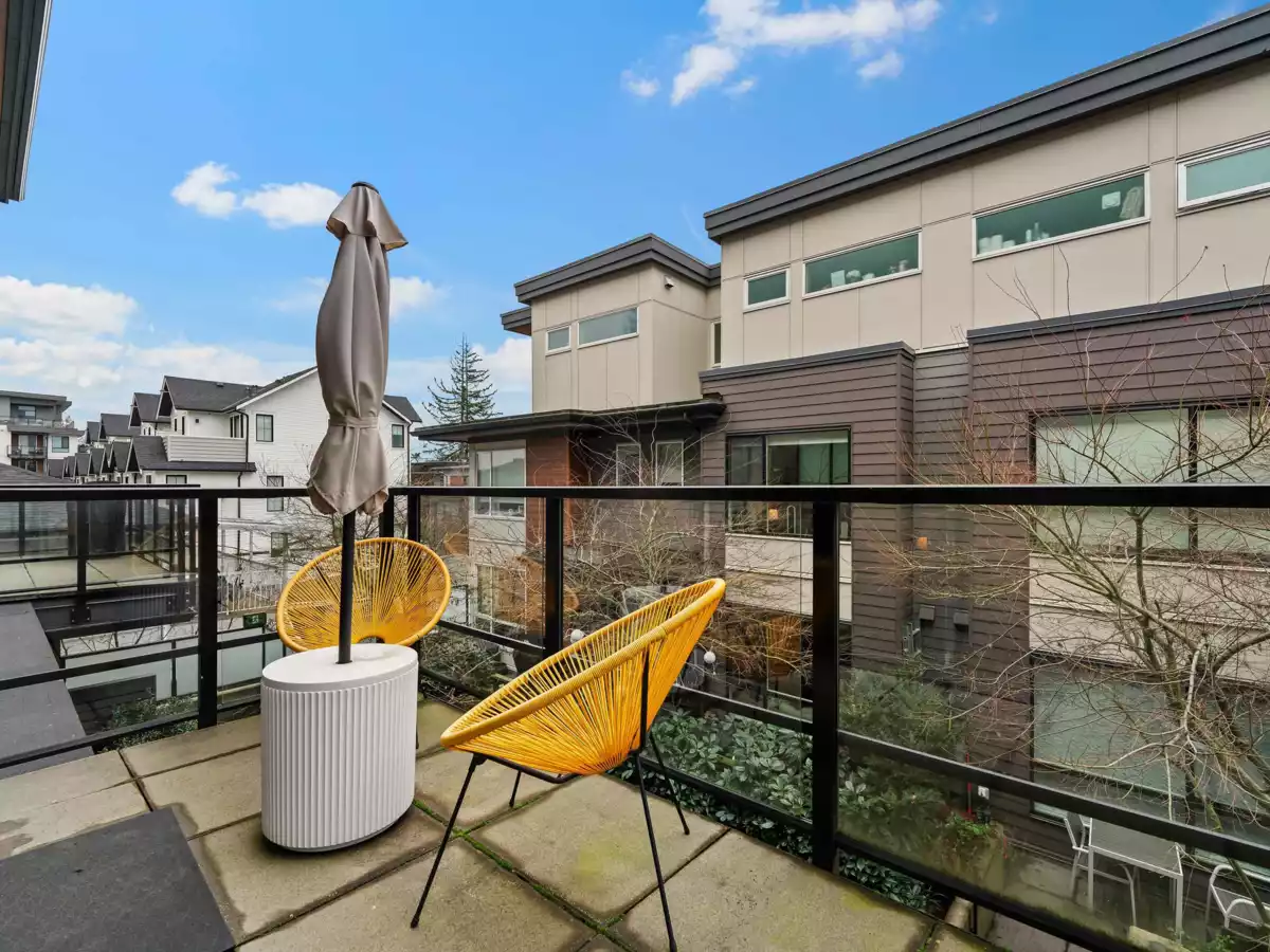 Front Yard Photo of 27 533 E 3rd Street, North Vancouver, BC