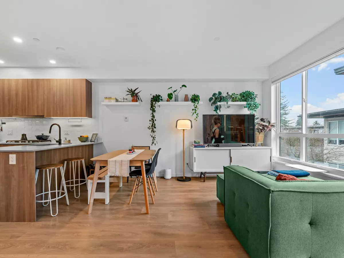 Kitchen Island Photo of 27 533 E 3rd Street, North Vancouver, BC