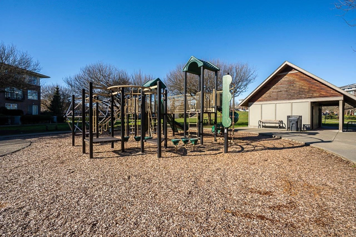 Garden / Landscaping Photo of 112 250 Salter Street, New Westminster, BC