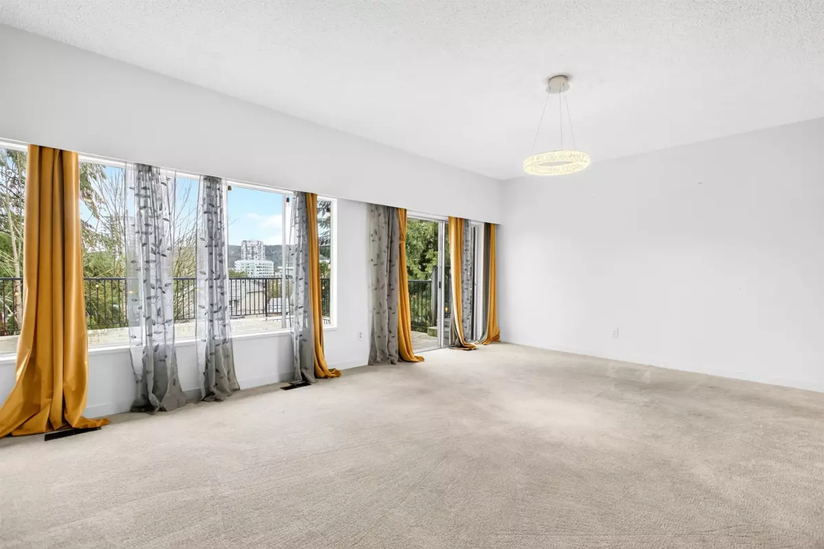 Breakfast Nook Photo of 3362 Viewmount Drive, Port Moody, BC