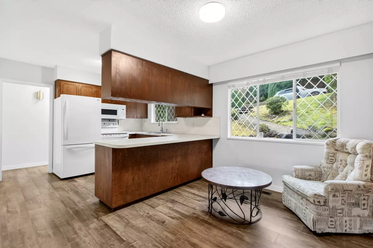 Kitchen Photo of 3362 Viewmount Drive, Port Moody, BC