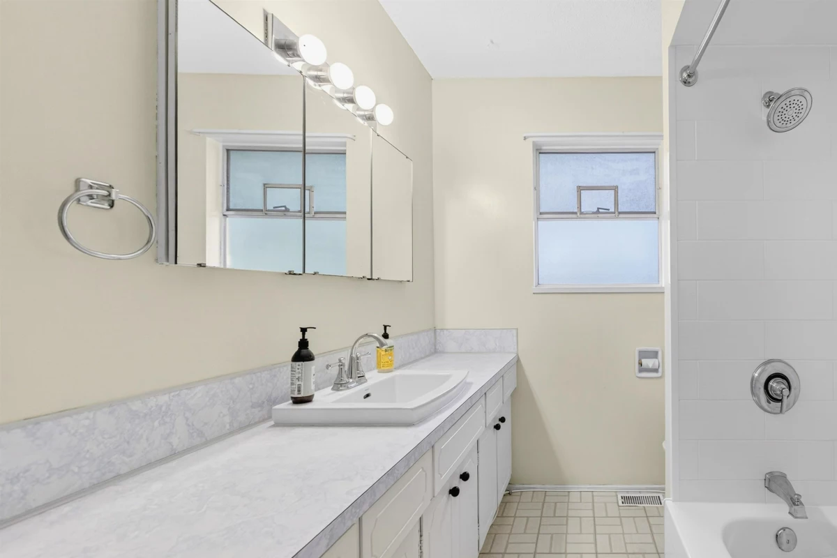 Mudroom Photo of 3362 Viewmount Drive, Port Moody, BC