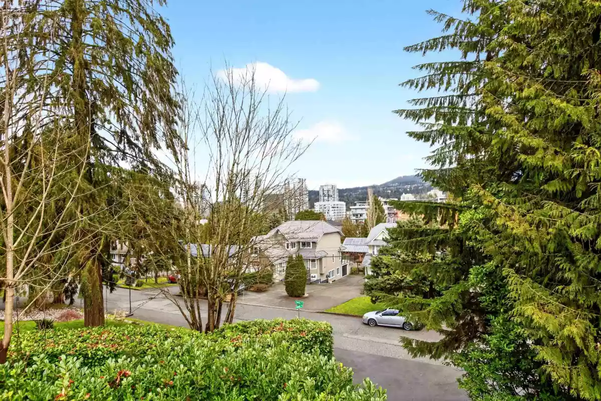 Powder Room Photo of 3362 Viewmount Drive, Port Moody, BC