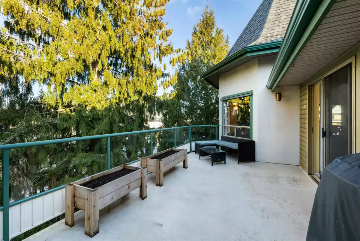 Kitchen Island Photo of 304 20140 56 Avenue, Langley, BC