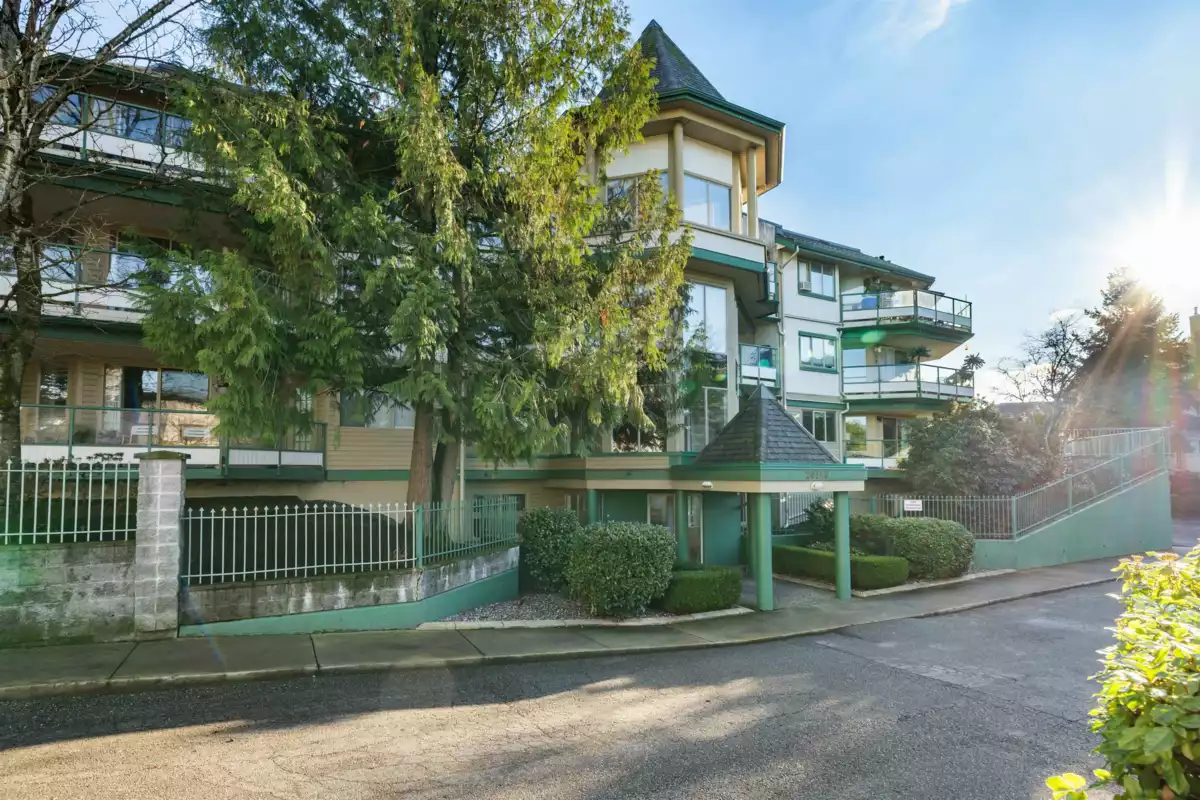 Living Room Photo of 304 20140 56 Avenue, Langley, BC