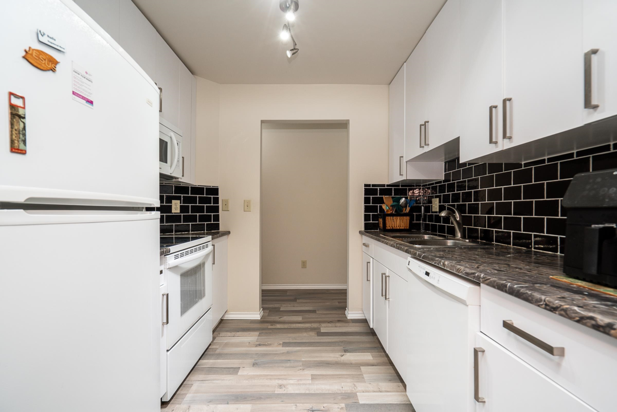 Primary Bathroom Photo of 109 5250 Victory Street, Burnaby, BC