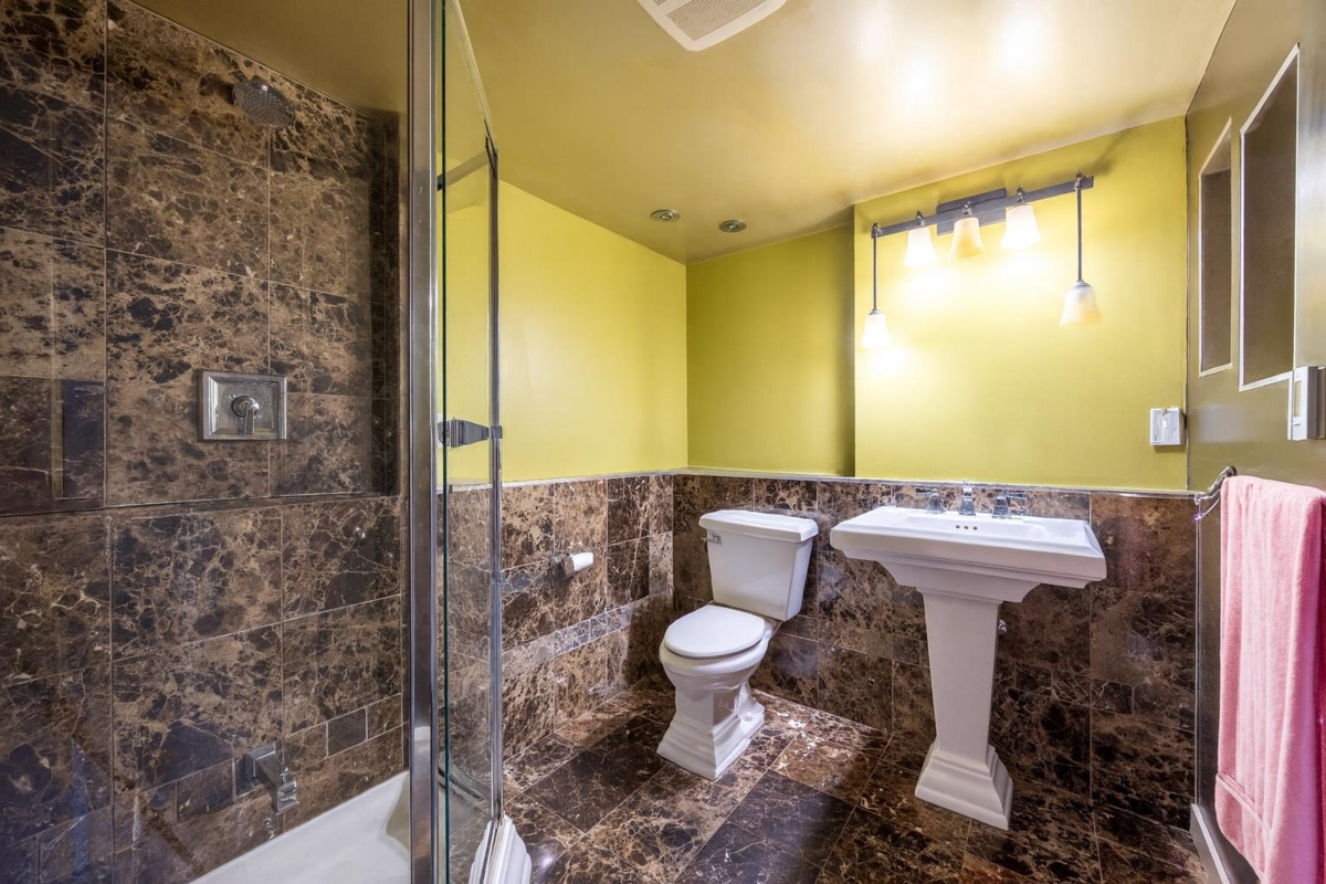 Powder Room Photo of 873 Baycrest Drive, North Vancouver, BC