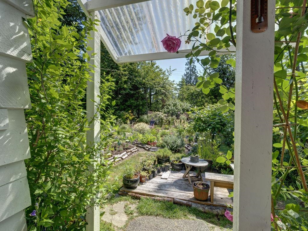 Basement Recreation Room Photo of 947 North Road, Gibsons, BC