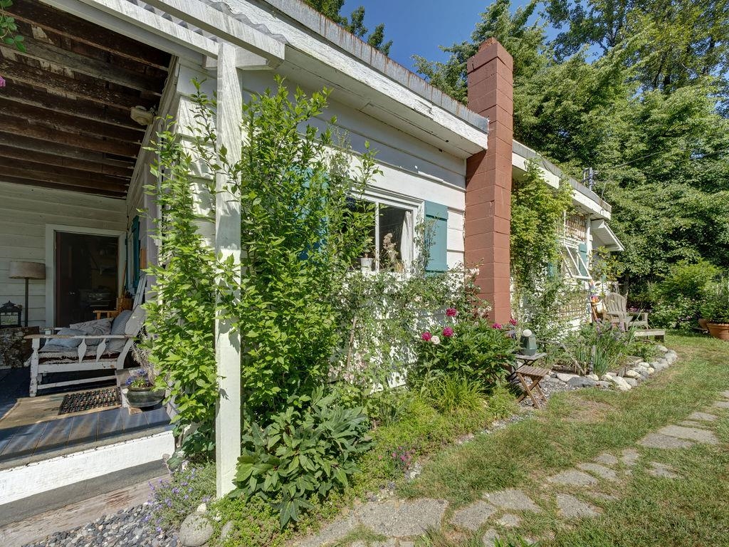 Entry Foyer Photo of 947 North Road, Gibsons, BC