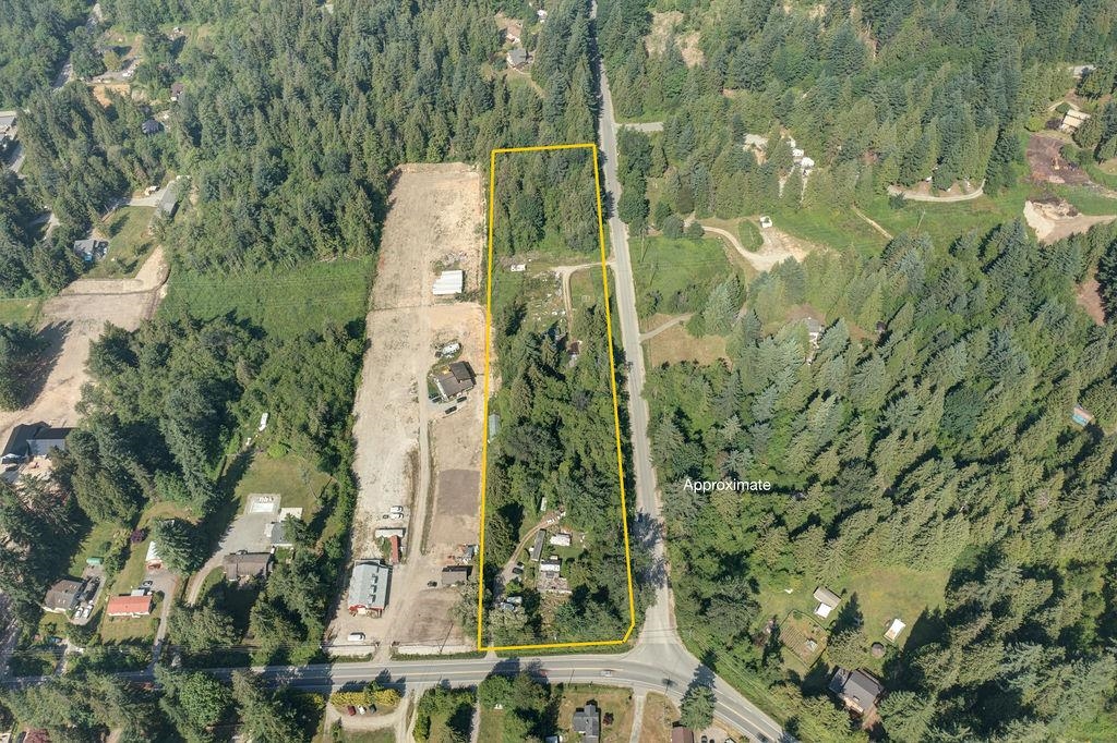 Front Yard Photo of 947 North Road, Gibsons, BC