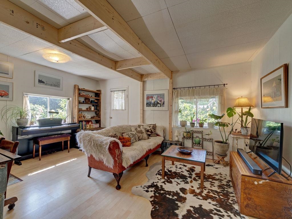 Kitchen Island Photo of 947 North Road, Gibsons, BC