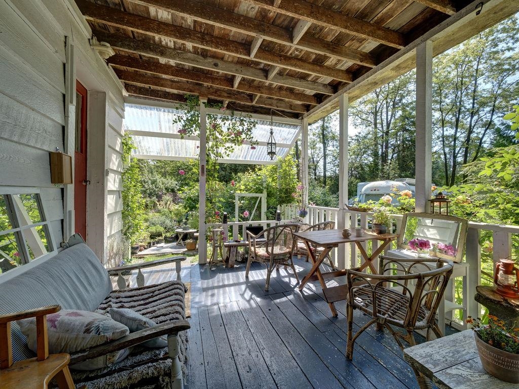 Living Room Photo of 947 North Road, Gibsons, BC