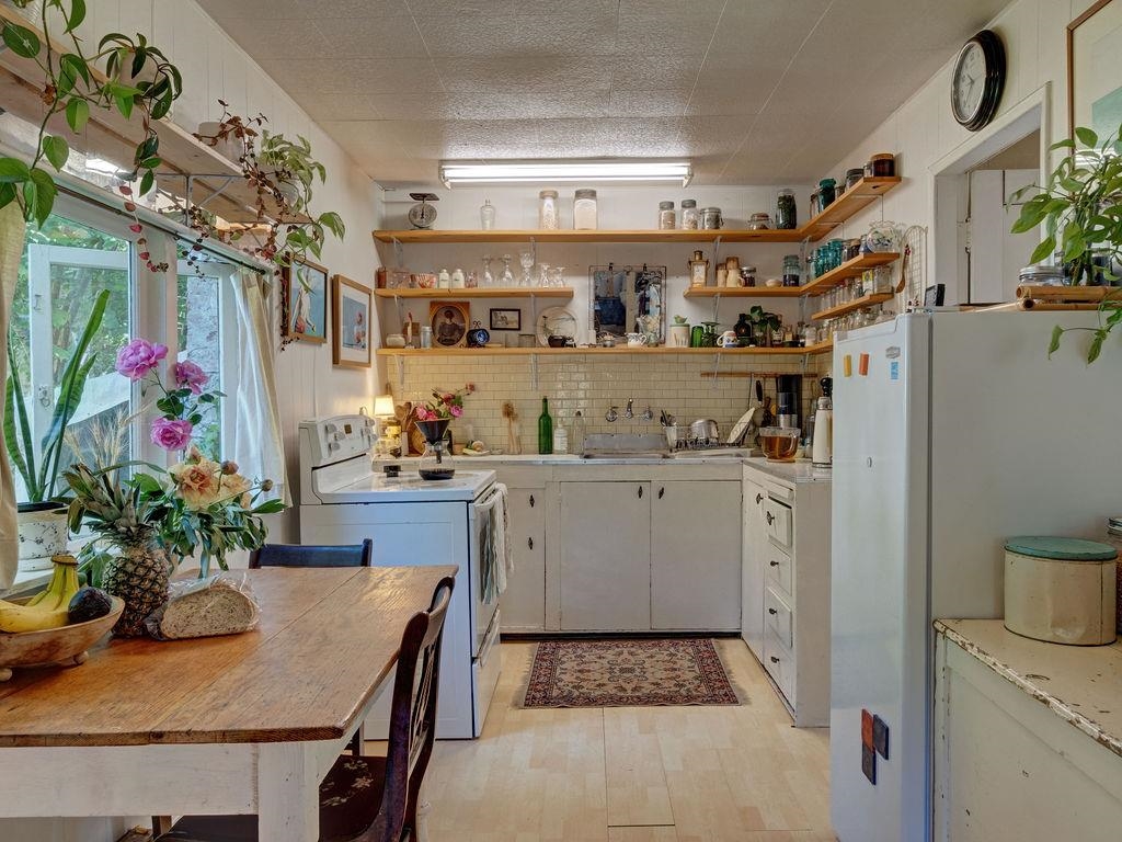 Primary Bathroom Photo of 947 North Road, Gibsons, BC