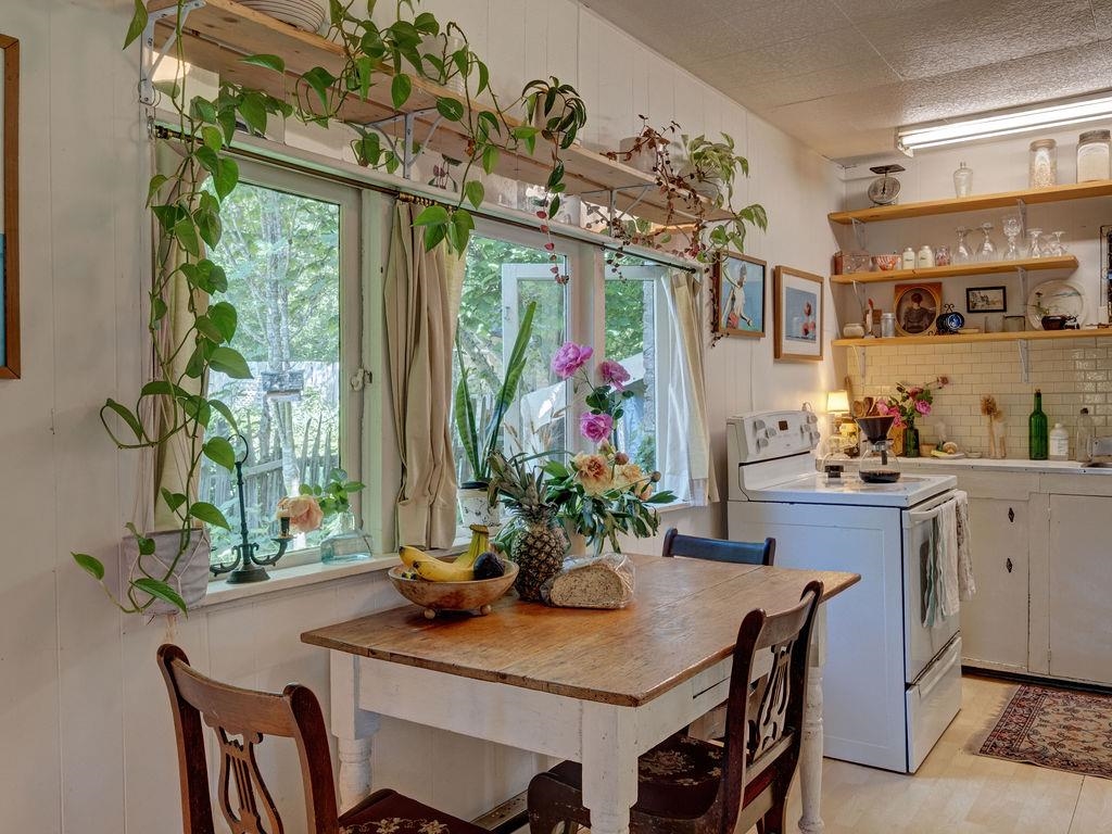 Primary Bedroom Photo of 947 North Road, Gibsons, BC