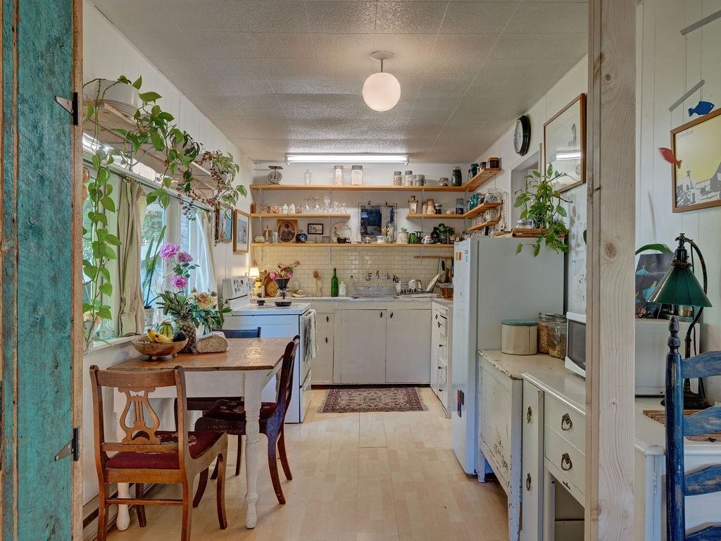 Walk-In Closet Photo of 947 North Road, Gibsons, BC