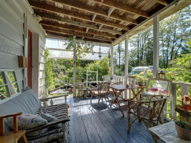 947 North Road, Gibsons, BC, Gibsons — Single Family Residence for sale