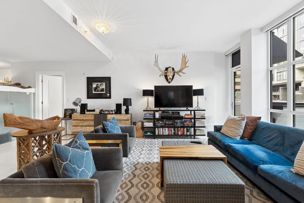 Dining Area Photo of 304 1102 Hornby Street, Vancouver, BC