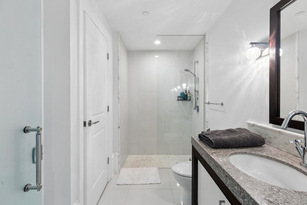 Hallway Photo of 304 1102 Hornby Street, Vancouver, BC