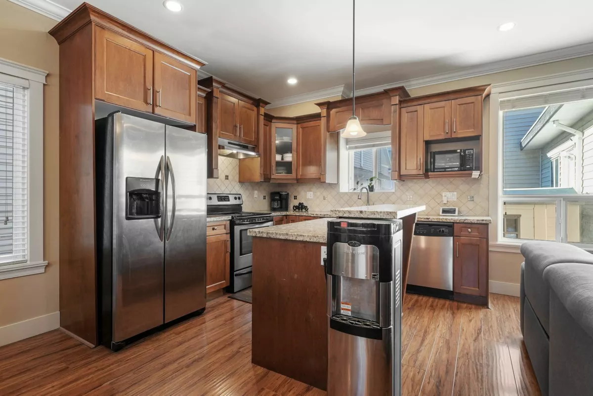 Kitchen Photo of 6865 196 Street, Surrey, BC