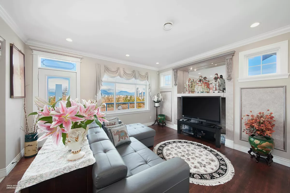 Walk-In Closet Photo of 3939 Elmwood Street, Burnaby, BC