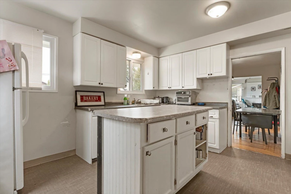 Dining Area Photo of 33919 Victory Boulevard, Abbotsford, BC