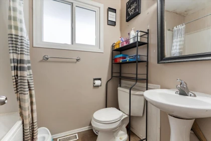 Hallway Photo of 33919 Victory Boulevard, Abbotsford, BC