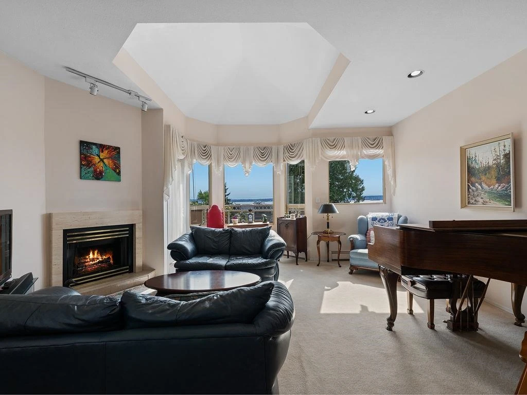 Family Room Photo of 2317 Bellevue Avenue, West Vancouver, BC
