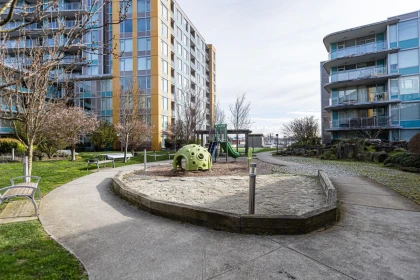 Hot Tub / Spa Photo of 10 7708 Alderbridge Way, Richmond, BC