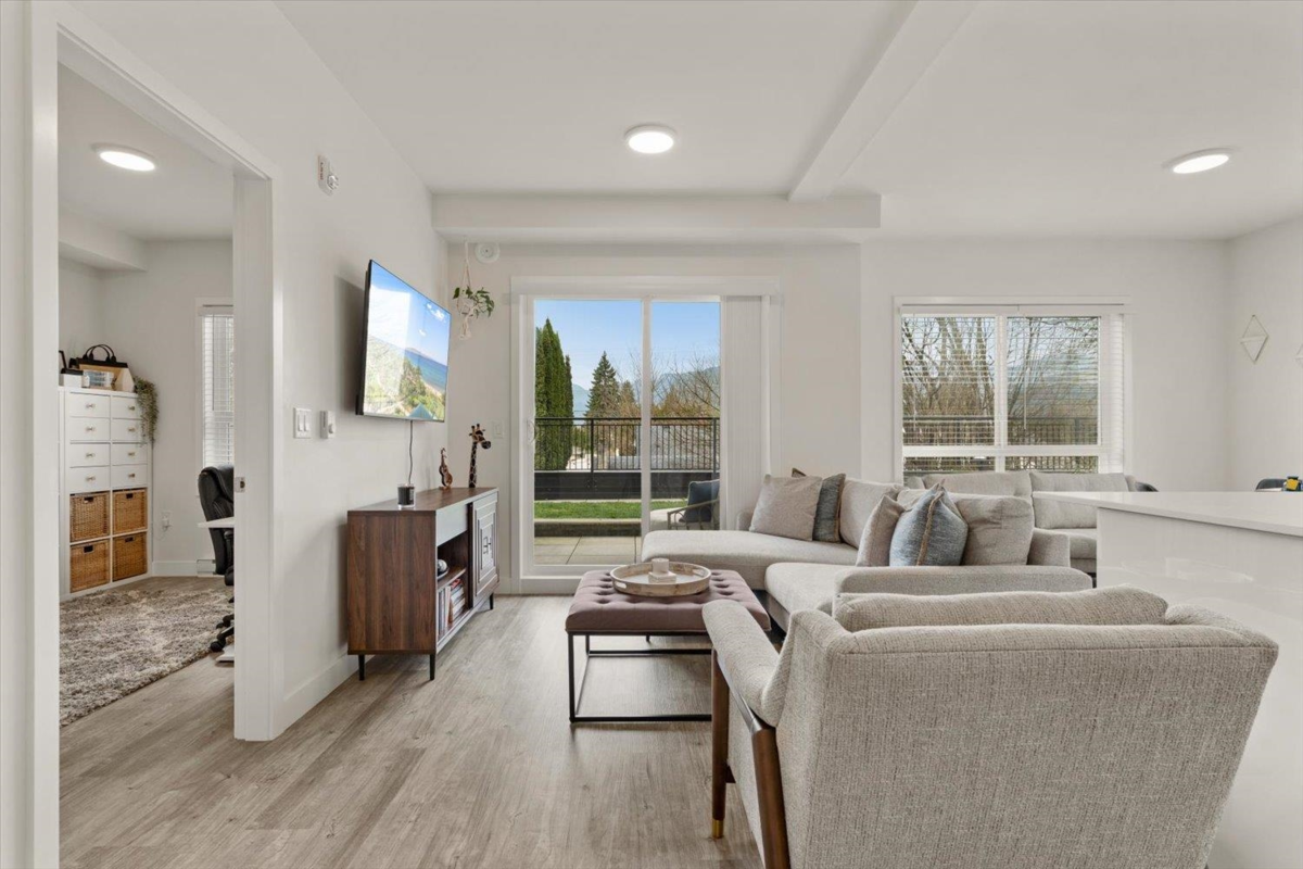 Family Room Photo of 112 9450 Robson Street, Chilliwack, BC