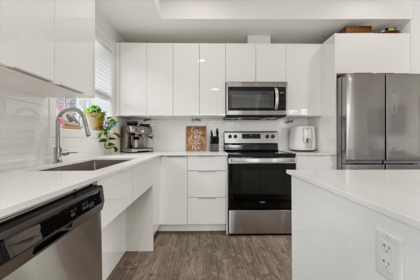 Kitchen Island Photo of 112 9450 Robson Street, Chilliwack, BC