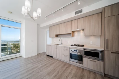 Kitchen Photo of 3511 13350 Central Avenue, Surrey, BC