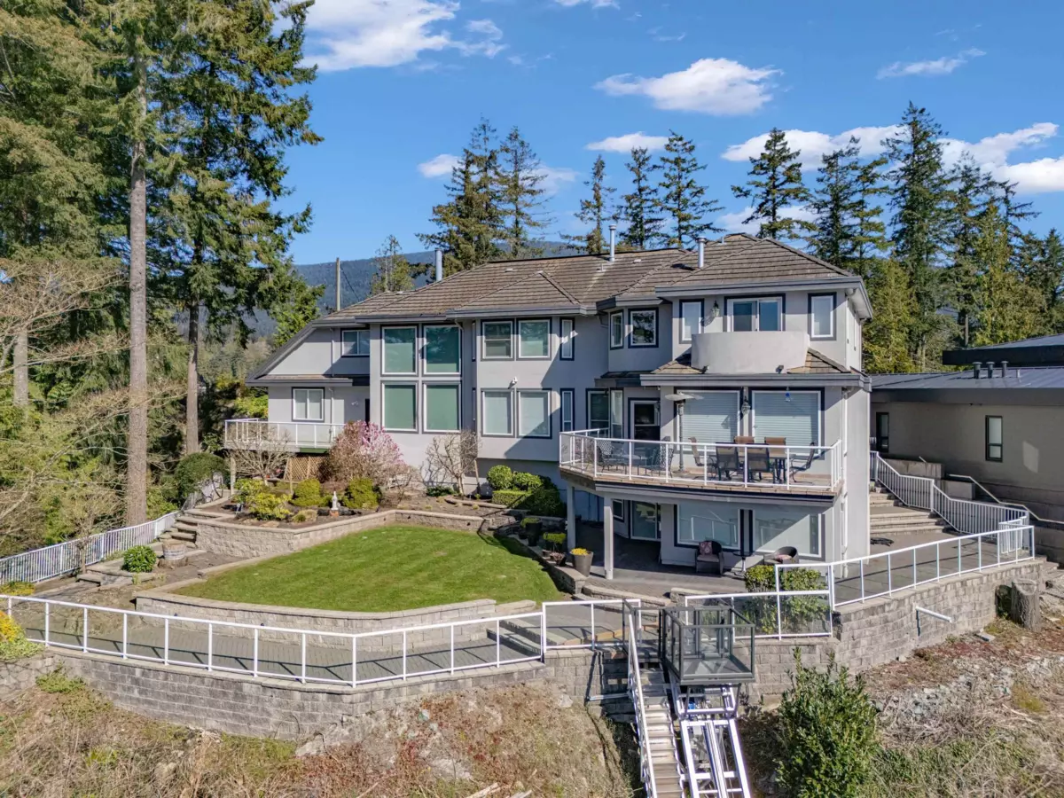 Family Room Photo of 242 Turtlehead Road, Belcarra, BC