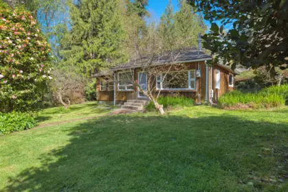 8200 Redrooffs Road, Halfmoon Bay, BC, Halfmn Bay Secret Cv Redroofs — 1 bed single family residence for sale