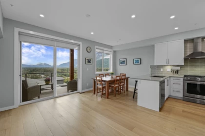 Kitchen Photo of 5 41365 Skyridge Place, Squamish, BC