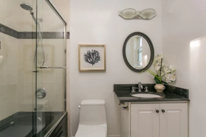 Walk-In Closet Photo of 915 E 23rd Avenue, Vancouver, BC