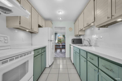 Kitchen Island Photo of 2 8311 Saunders Road, Richmond, BC