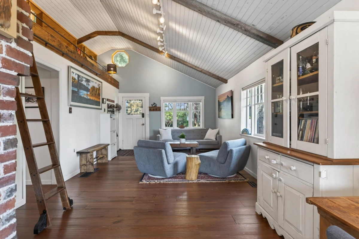Family Room Photo of 1371 Borthwick Road, North Vancouver, BC