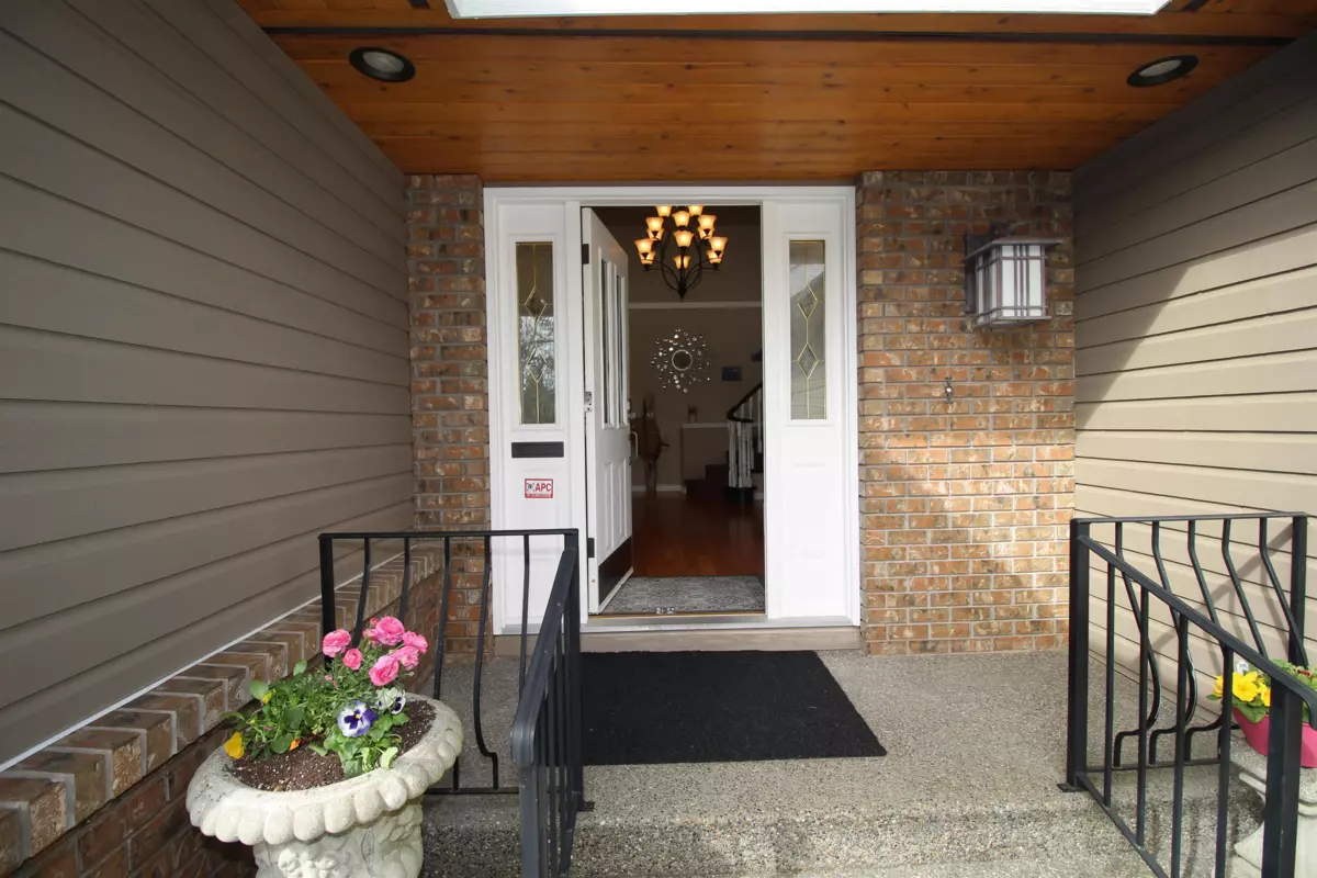 Living Room Photo of 14897 22 Avenue, Surrey, BC