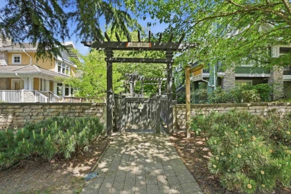 Front Yard Photo of 2 15233 34 Avenue, Surrey, BC