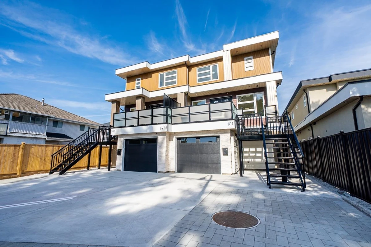 Living Room Photo of 101 7472 124 Street, Surrey, BC