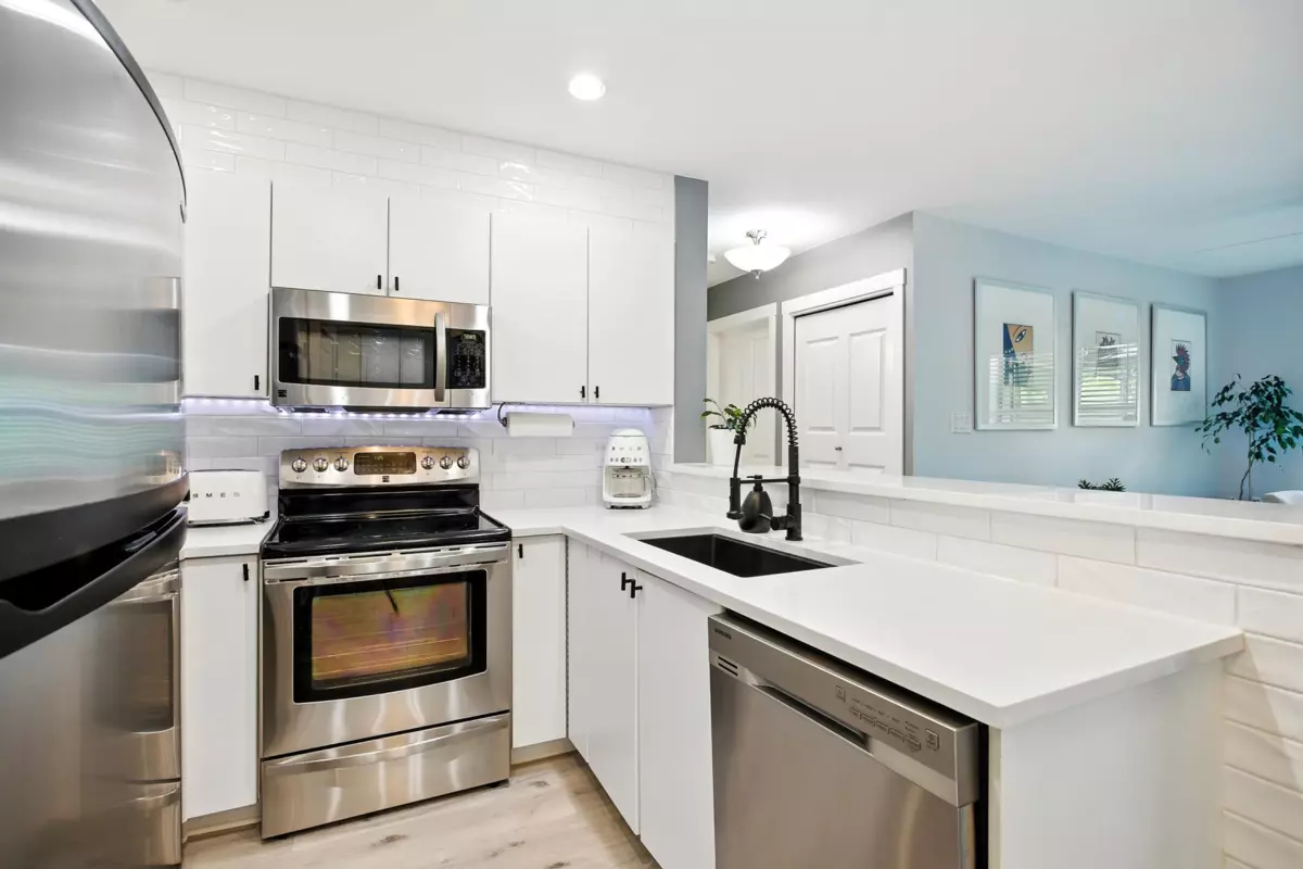 Family Room Photo of 404 225 Newport Drive, Port Moody, BC