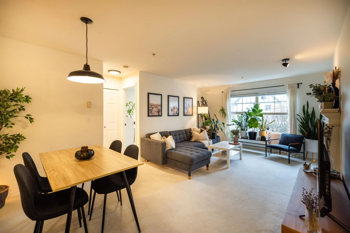 Dining Area Photo of 207 15325 17 Avenue, Surrey, BC