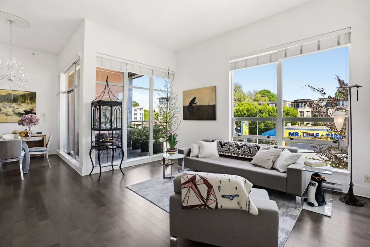 Living Room Photo of 304 2108 W 12th Avenue, Vancouver, BC