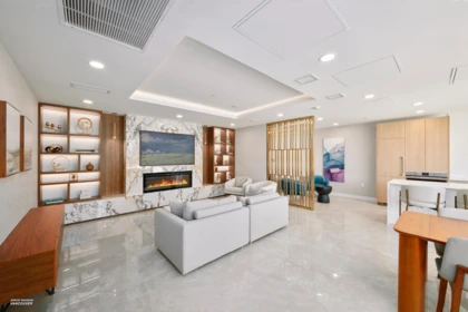 Entry Foyer Photo of 807 135 E 13th Street, Vancouver, BC