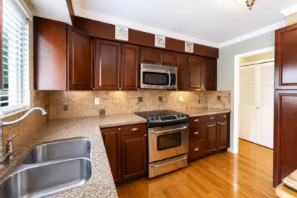 Kitchen Island Photo of 13450 112a Avenue, Surrey, BC