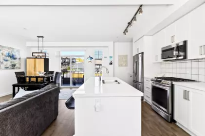 Kitchen Island Photo of 7 11272 240 Street, Maple Ridge, BC