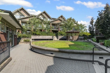 Entry Foyer Photo of 202 19201 66a Avenue, Surrey, BC