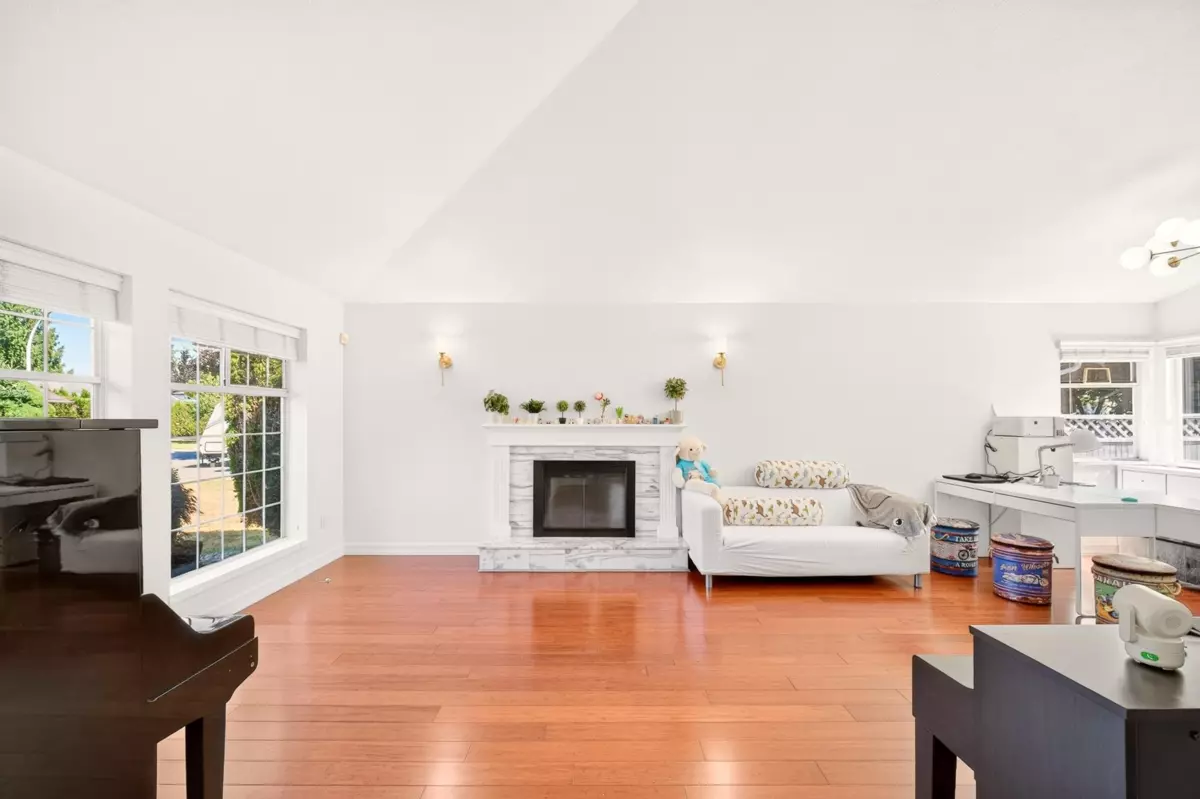 Living Room Photo of 8960 157 Street, Surrey, BC